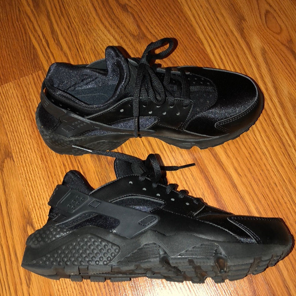 Nike all black huaraches